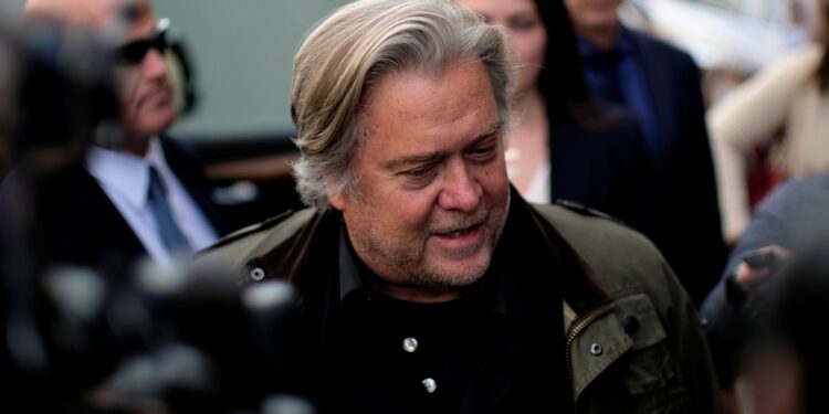 Detienen a Steve Bannon por fraude en donaciones para muro de Trump