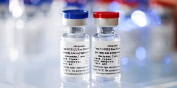 Rusia aprueba ensayo de vacuna de laboratorio británico contra covid-19