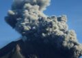 Volcán Sinabung expulsa columna de ceniza y humo de mil metros de altura