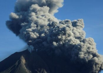 Volcán Sinabung expulsa columna de ceniza y humo de mil metros de altura