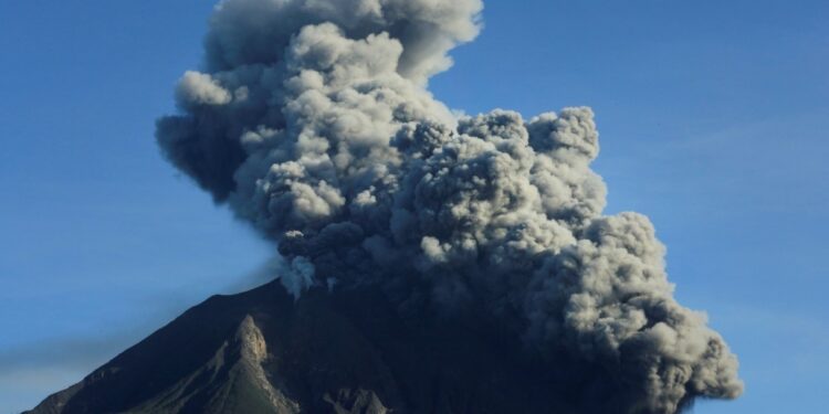Volcán Sinabung expulsa columna de ceniza y humo de mil metros de altura