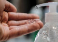 Nueve marcas de gel antibacterial contienen metanol, alerta Cofepris