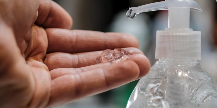 Nueve marcas de gel antibacterial contienen metanol, alerta Cofepris
