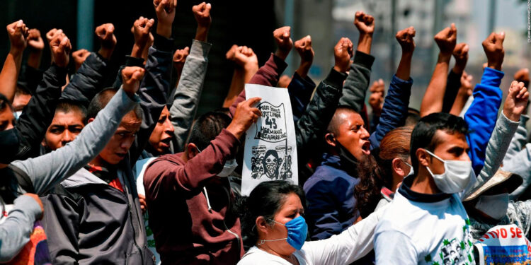 Marcha por normalistas de Ayotzinapa saldrá a las 4 pm del Ángel de la Independencia