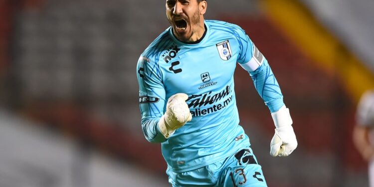 Gil Alcalá sufre desmayo tras duelo ante Toluca