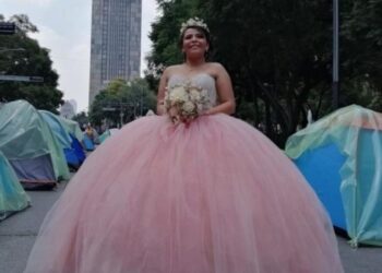 Quinceañera aprovecha plantón para una sesión fotográfica