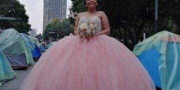 Quinceañera aprovecha plantón para una sesión fotográfica