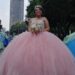 Quinceañera aprovecha plantón para una sesión fotográfica
