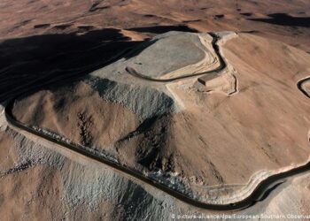 Rescatan a 24 venezolanos abandonados en el desierto chileno