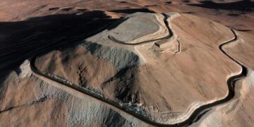 Rescatan a 24 venezolanos abandonados en el desierto chileno