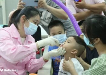 China autoriza pruebas de vacuna Covid-19 en spray nasal