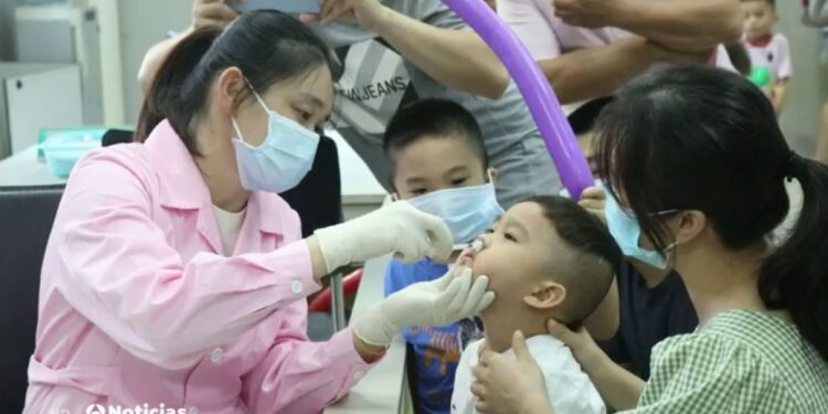 China autoriza pruebas de vacuna Covid-19 en spray nasal