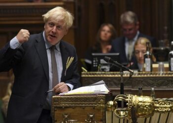 Boris Johnson acusa a EU de promover bloqueo alimentario