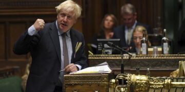 Boris Johnson acusa a EU de promover bloqueo alimentario