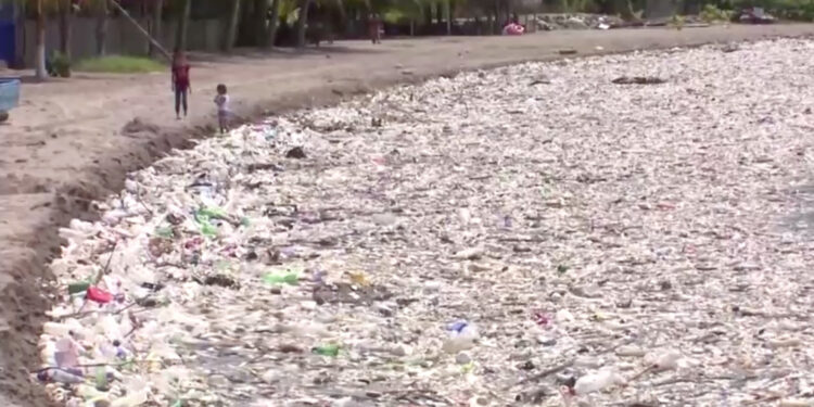 Un tsunami de basura inunda playas de Honduras