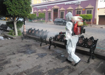 Sanitizan y acordonan jardín de Tequis
