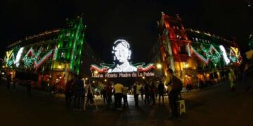 Luces encendidas con motivos patrios en el Zócalo de la CDMX