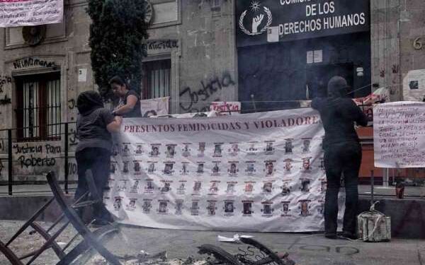 Gobernación pide desocupar edificio de CNDH tras diálogo con mujeres