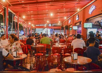 Bares y discotecas de Acapulco reabren tras meses cerrados por covid-19