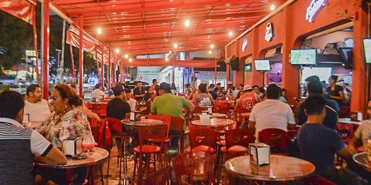 Bares y discotecas de Acapulco reabren tras meses cerrados por covid-19