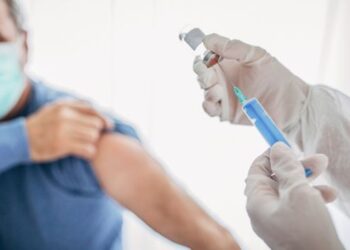 AstraZeneca detiene pruebas de vacuna Covid-19 por posibles efectos adversos