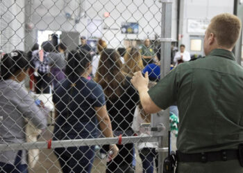 Acusan al servicio migratorio de EE.UU. de esterilizar a mujeres en centros de detención