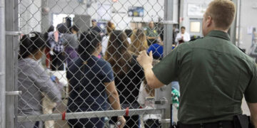 Acusan al servicio migratorio de EE.UU. de esterilizar a mujeres en centros de detención