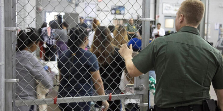 Acusan al servicio migratorio de EE.UU. de esterilizar a mujeres en centros de detención