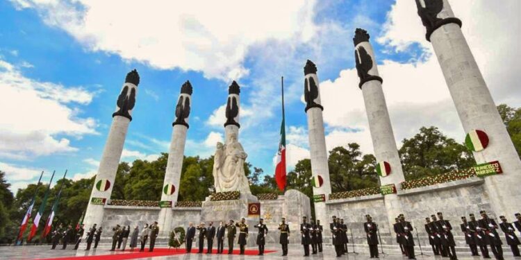 AMLO encabeza ceremonia a Niños Héroes en Chapultepec