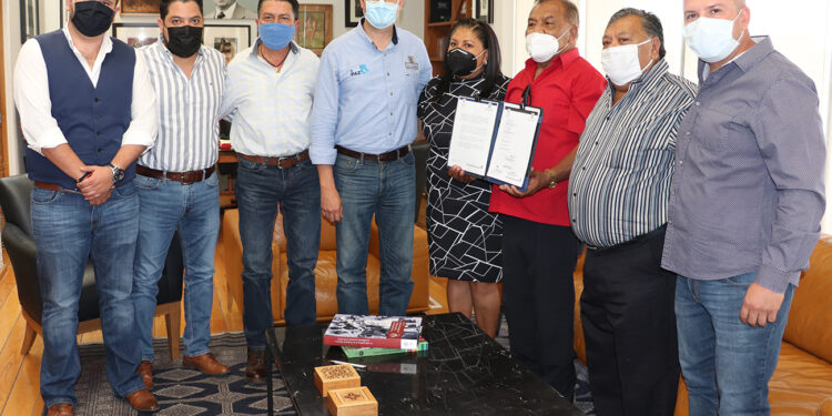 Firman acuerdo de coordinación, ayuntamiento, tianguis y mercados sobre ruedas