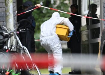 Encuentran cinco niños muertos en departamento; mamá sería culpable