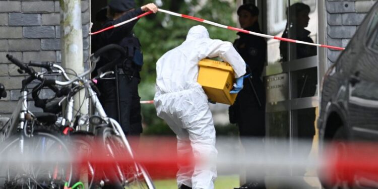 Encuentran cinco niños muertos en departamento; mamá sería culpable