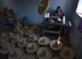 Así se producen los sombreros de palma para este 15 de septiembre