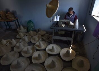 Así se producen los sombreros de palma para este 15 de septiembre