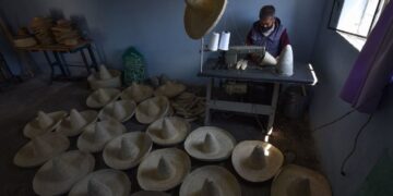 Así se producen los sombreros de palma para este 15 de septiembre