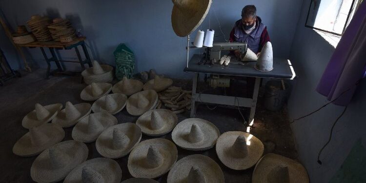 Así se producen los sombreros de palma para este 15 de septiembre