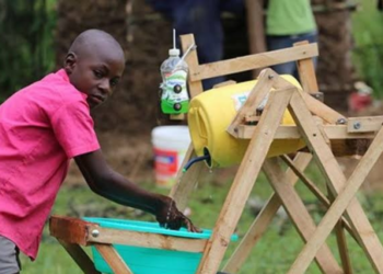 Niño africano crea máquina para lavarse las manos y es premiado