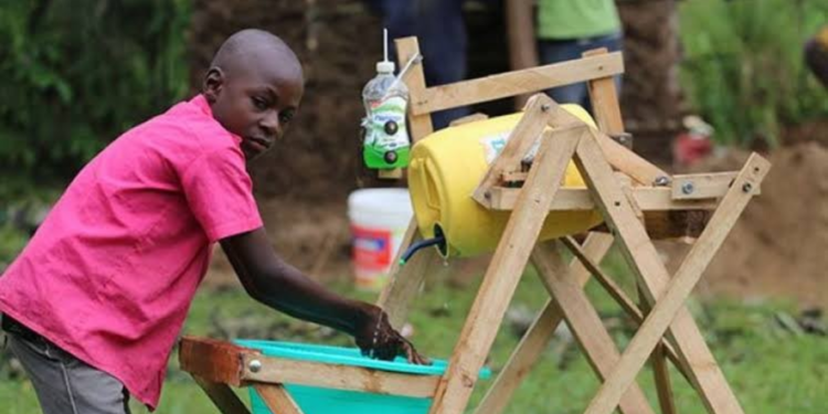 Niño africano crea máquina para lavarse las manos y es premiado