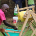 Niño africano crea máquina para lavarse las manos y es premiado