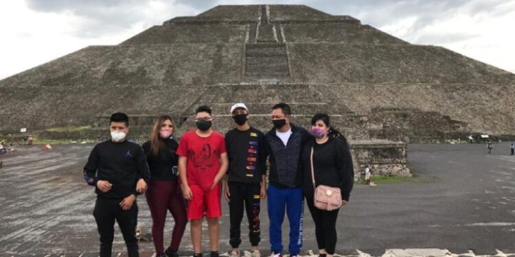 Reabren Teotihuacán; pese a lluvia, llegan visitantes