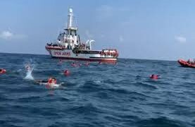 Por desesperación otros 48 migrantes del Open Arms saltan al mar