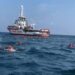 Por desesperación otros 48 migrantes del Open Arms saltan al mar