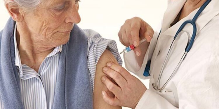 OMS pide priorizar ancianos, sanitarios y enfermos en campaña contra gripe