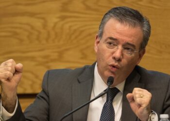 Importante salida de capitales en México complica mantener inflación baja; Banxico