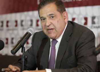 Alonso Ancira de Altos Hornos demanda a AMLO por difamación