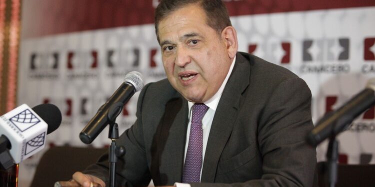 Alonso Ancira de Altos Hornos demanda a AMLO por difamación