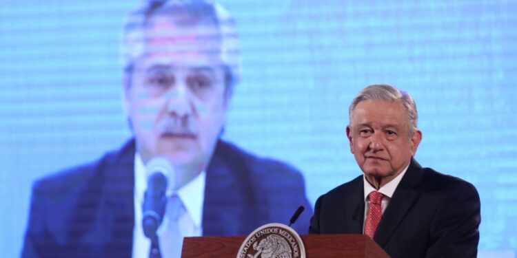 Presidente de Argentina agradece a AMLO ayuda para reestructura económica