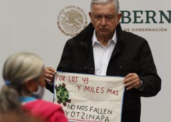 AMLO pide disculpas a nombre del Estado mexicano por desaparición de los 43 normalistas de Ayotzinapa