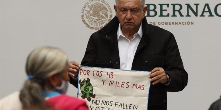 AMLO pide disculpas a nombre del Estado mexicano por desaparición de los 43 normalistas de Ayotzinapa