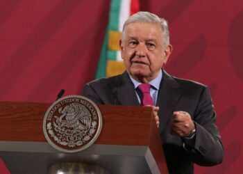 Altos funcionarios públicos no cobrarán aguinaldo, irá para covid-19: AMLO
